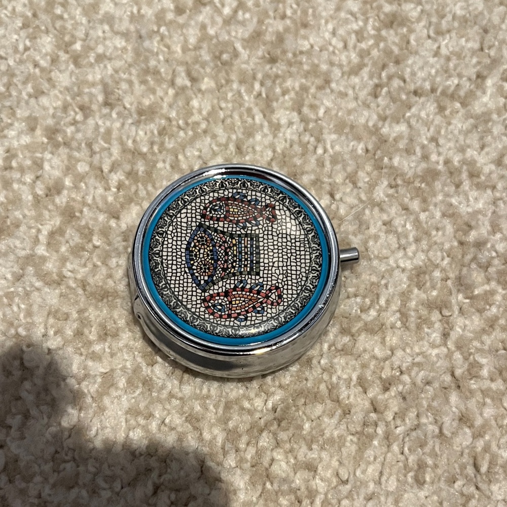 Round Mosaic Fish Compact with Blue Accent